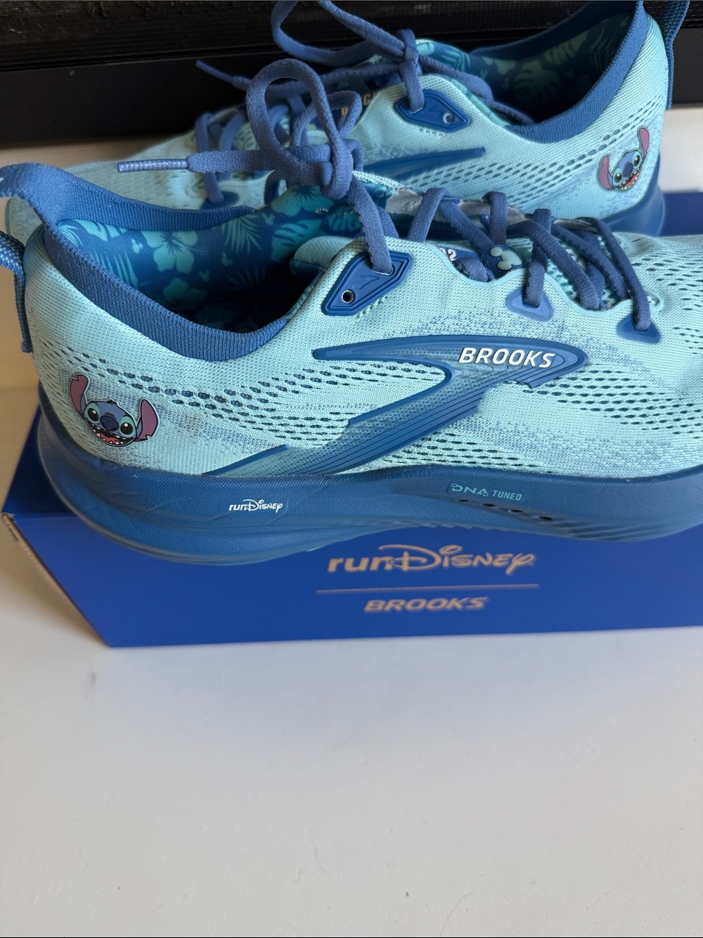 Brooks Men’s Glycerin RunDisney Stitch Running Shoes Size 11 Like New - Picture 9 of 9
